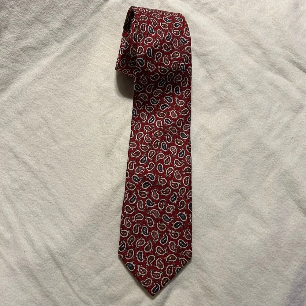 Reserved Red Silk Tie with Sophisticated‎ Pattern